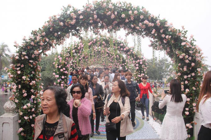 Trực tuyến: Lễ khai mạc kết th&uacute;c, du kh&aacute;ch bắt đầu được v&agrave;o thăm vườn hồng