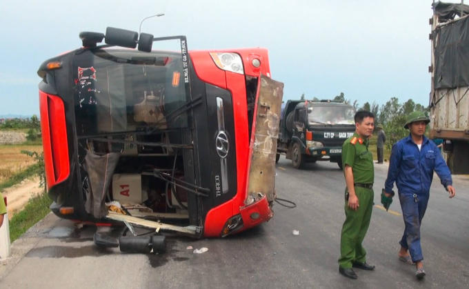 Chiếc xe khách do tài xế Khoa điều khiển bị lật khiến 9 người thương vong.
