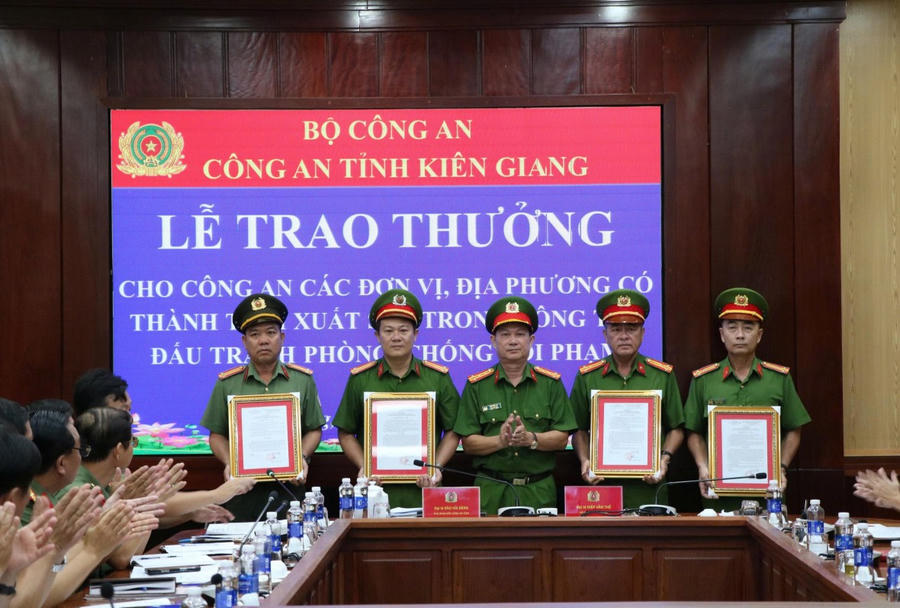 Đại tá Diệp Văn Thế - Phó Giám dốc Công an tỉnh Kiên Giang trao Giấy khen của Giám đốc Công an tỉnh cho các tập thể có thành tích xuất sắc trong công tác đấu tranh phòng, chống tội phạm