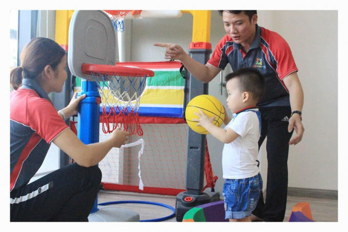 Các cháu học sinh và phụ huynh hào hứng tham gia các hoạt động