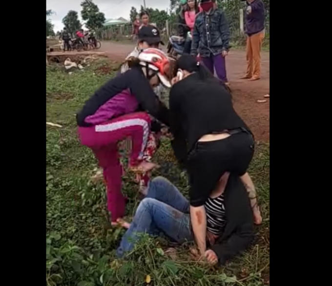 Vợ phó công an xã được cho là người chủ mưu trong vụ đánh ghen kinh hoàng ngày 14/7. (Bà Phượng người đội mũ bảo hiểm trong ảnh trên). Ảnh cắt từ Clip.