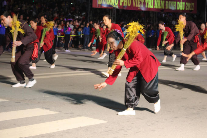Cắt lúa.