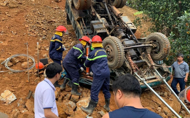 Cứu thành công 1 nạn nhân bị kẹt trong vụ lật xe tải ở Bắc Kạn
