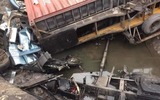 Quảng Ninh: Mất lái, xe đầu kéo đâm vào thành cống khiến tài xế tử vong