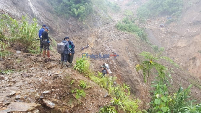 Do mưa lớn kéo dài cùng địa hình "hiểm trở" khiến công tác cứu hộ gặp nhiều khó khăn. Ảnh: Vũ Tiến.