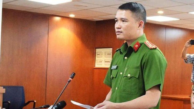 Ông Nam hồi còn mang cấp hàm thượng tá, Trưởng Phòng PC02 trong một buổi họp báo. Ảnh Báo Chính phủ