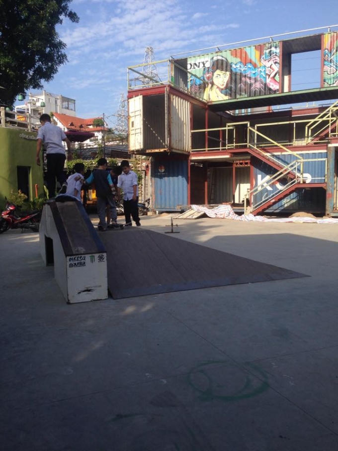 Những thùng Container được sếp lại thành những cửa hàng nhỏ