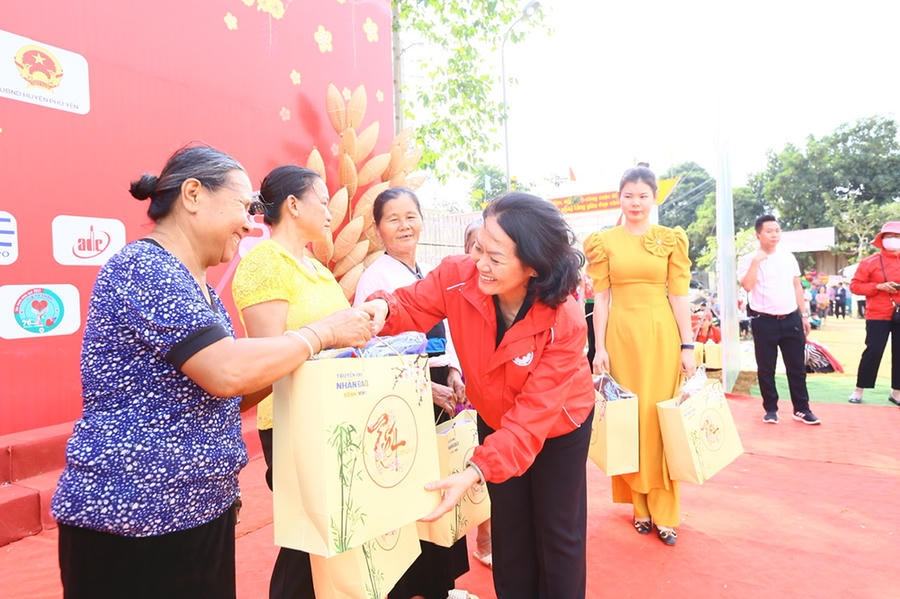 Bà Bùi Thị Hòa - Chủ tịch Hội Chữ thập đỏ Việt Nam tặng quà tặng quà Tết cho bà con khó khăn (ảnh BTC).