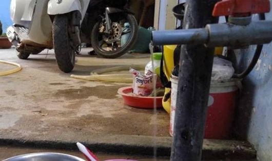 Dù trong thời gian cấp nước, nhưng người dân ở thôn Thanh Quang vẫn không thể lấy nước vì nước chảy quá yếu.