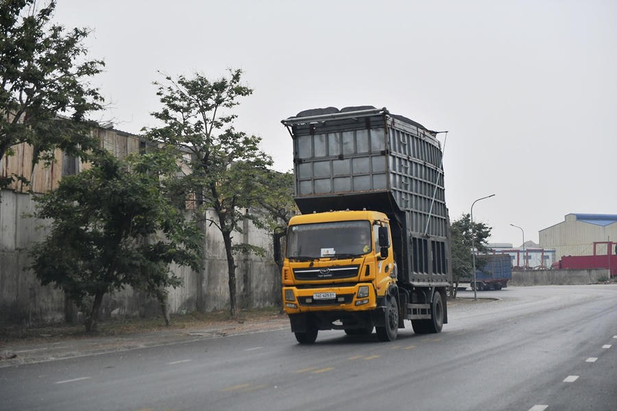 Xe cơi nới thành thùng cao gấp 2, gấp 3 lần hoạt động tung hoành ở Cảng Cái Lân.