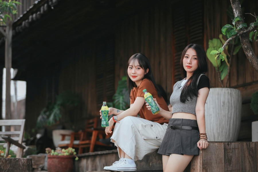 Ngồi nhấp ngụm trà xanh thiên nhiên với EGCG để tận hưởng không khí trong lành và cảm giác sảng khoái, khoảnh khắc giải nhiệt tinh thần của Gen Z.