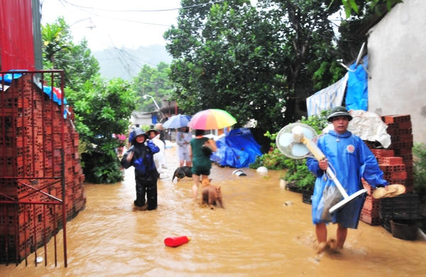 Lũ lớn c&ocirc; lập nhiều v&ugrave;ng ở TP L&agrave;o Cai v&agrave; B&aacute;t X&aacute;t