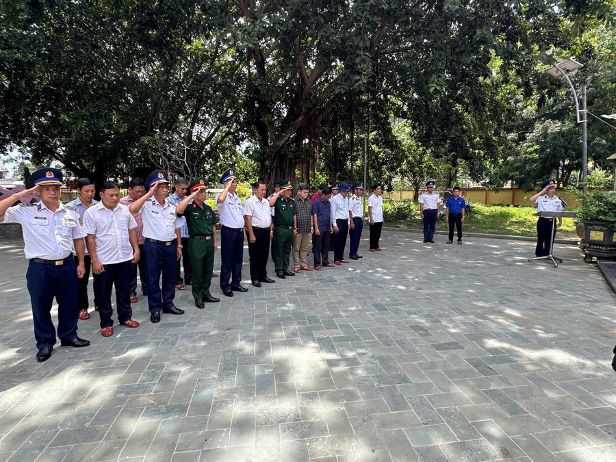 Thiếu tướng Nguyễn Văn Dũng và Đoàn công tác dâng hương, dâng hoa tại Đền thờ Thổ Châu