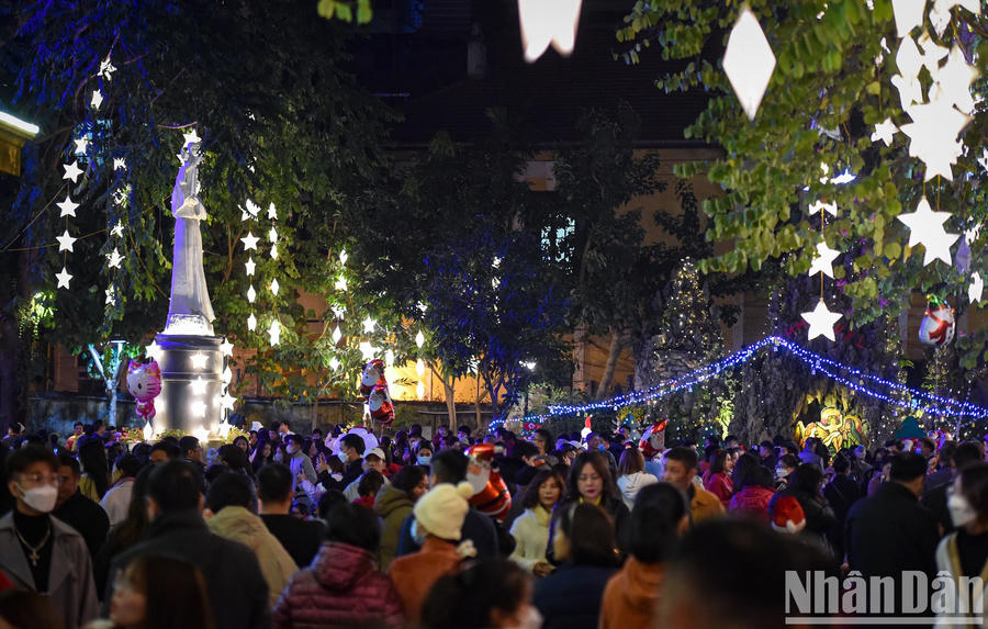 Vào 22 giờ tối 24/12, rất đông người dân đến Nhà thờ Cửa Bắc đón Giáng sinh an lành. (Ảnh: THÀNH ĐẠT)