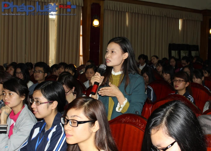Cựu sinh viên Khoa lưu trữ học và quản trị văn phòng chia sẻ kinh nghiệp khi đã đi làm. (Ảnh: Đức Biên)