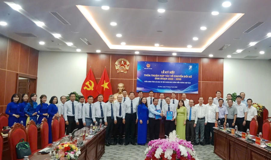 Các đại biểu chụp ảnh lưu niệm.