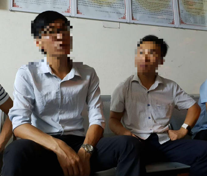 Hai phóng viên được mời về Công an phường Văn Quán để phối hợp giải quyết vụ việc.