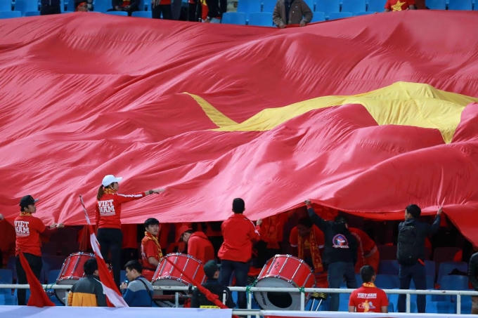 CĐV Việt Nam mang đến không khí sôi động trên khán đài.