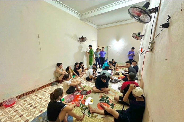 Các đối tượng tham gia đánh bạc tại số nhà 83, đường Trần Hưng Đạo, phường Hòa Bình. Ảnh CAPT.