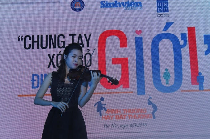 Nghệ sĩ violon Khánh Linh thể hiện tiết mục tại chương trình "Ngày hội xóa bỏ định kiến giới". Ảnh: Nguyễn Thơm