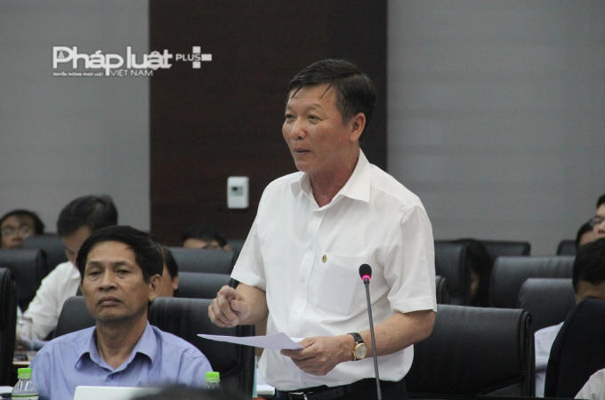 Giám đốc sở GTVT Đà Nẵng Lê Văn Trung (đứng) khẳng định không có chuyện doanh nghiệp tự ý lập trạm thu phí tại cầu vượt ngã ba Huế.