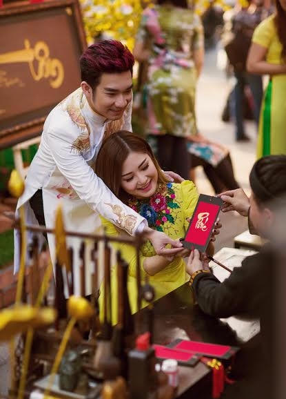 Cả hai cùng xin chữ Phúc từ ông đồ trên phố Sài Gòn.