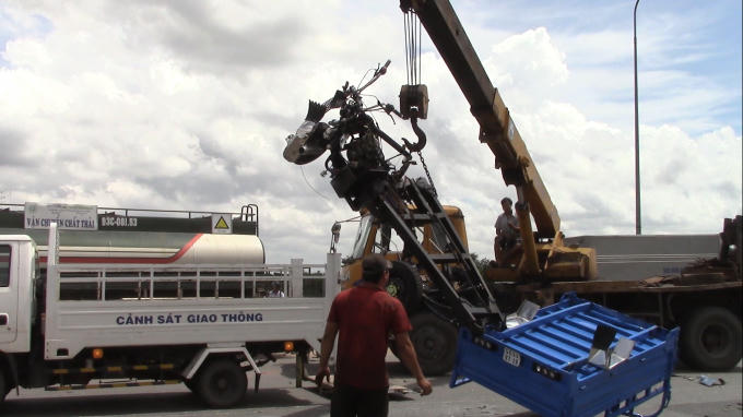 Xe cứu hộ chuyên dụng được điều đến để xử lý vụ việc.