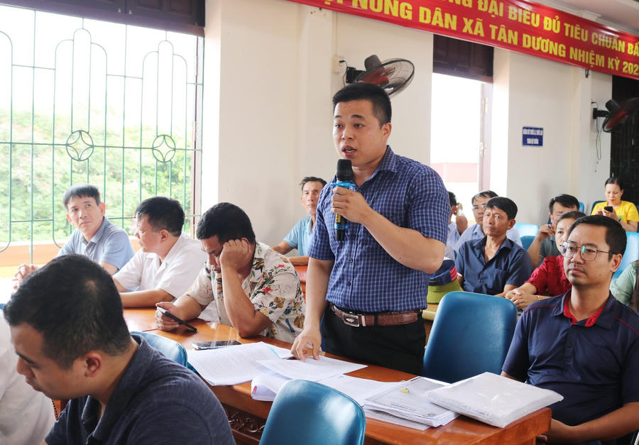 Người dân trao đổi quan điểm tại cuộc đối thoại với lãnh đạo địa phương.