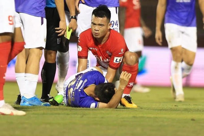 H&ugrave;ng Dũng nằm đau đớn sau pha v&agrave;o b&oacute;ng đầy th&ocirc; bạo của Ng&ocirc; Ho&agrave;ng Thịnh