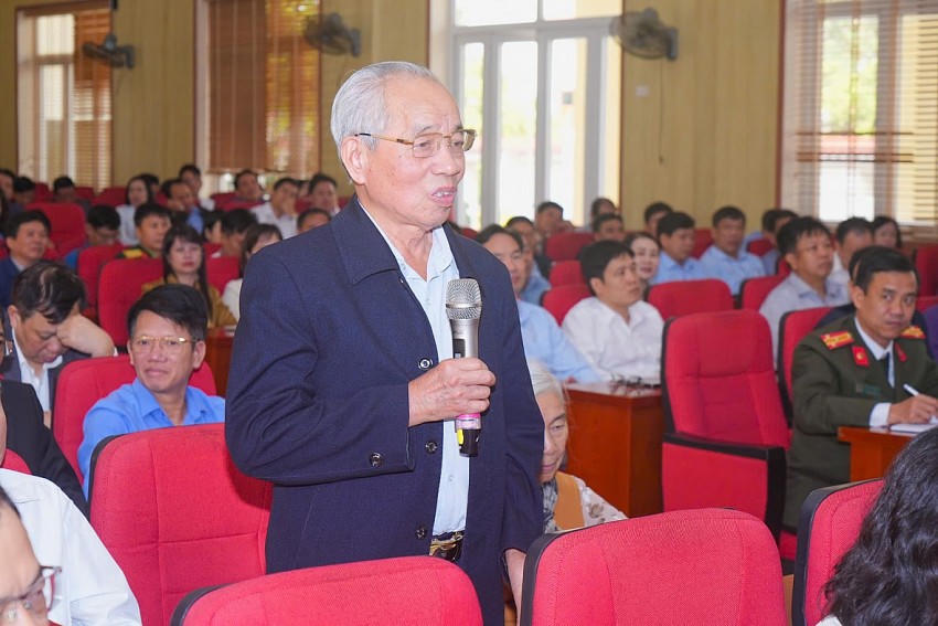 Cử tri tại huyện Tiên Lãng phát biểu ý kiến với Đoàn đại biểu Quốc hội TP.