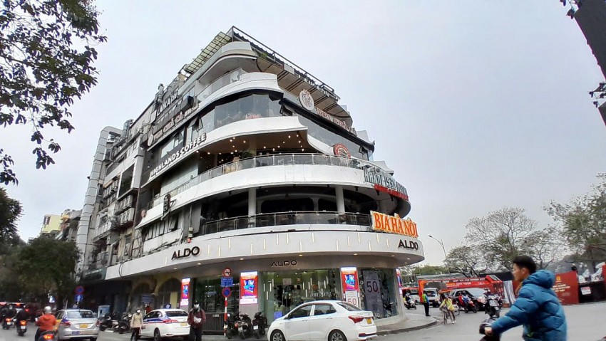 Theo tìm hiểu, việc khách thuê thuê để kinh doanh tại "Hàm cá mập" với giá rất đắt, có thể phải trả chi phí hàng tỷ đồng cho mặt bằng mỗi năm.