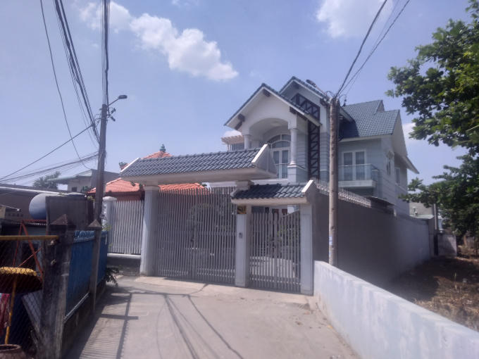 Căn biệt thự này của gia đình ông Lê Ngọc Quí - Chánh Thanh tra quận Thủ Đức được xây dựng cách đây chưa lâu.