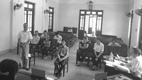 Ông Ngô Thanh Kỳ, Giám đốc Cty Cờ Đỏ (bên trái, đại diện cho bị đơn) tại phiên tòa xét xử sơ thẩm lần 2.