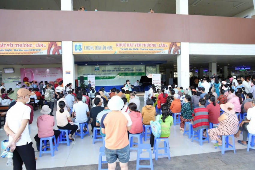 Nhiều bệnh nhân đến thăm khám.