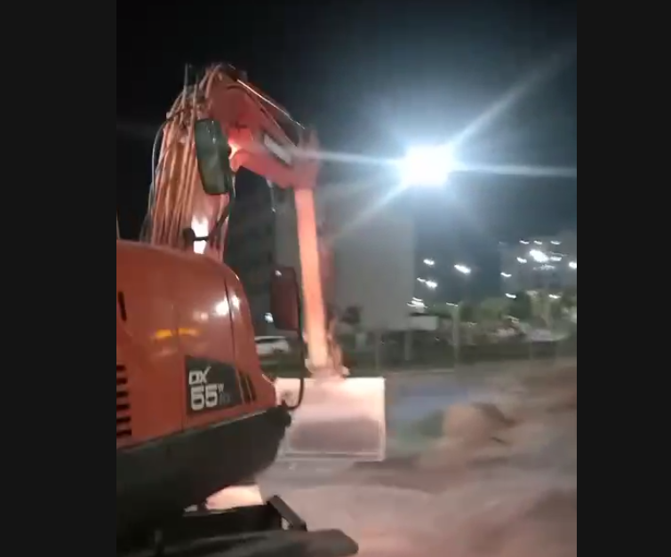 Thiết bị máy móc tiến hành san gạt vào ban đêm tại khu đất bị người dân yêu cầu dừng hoạt động vì đất đang tranh chấp (Hình ảnh cắt từ clip do người dân cung cấp).