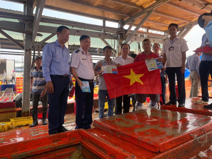 Thiếu tướng Nguyễn Văn Dũng - Chính ủy BTL Vùng cùng cán bộ chính quyền địa phương tuyên truyền cho các tàu cá tại cảng Tắc Cậu
