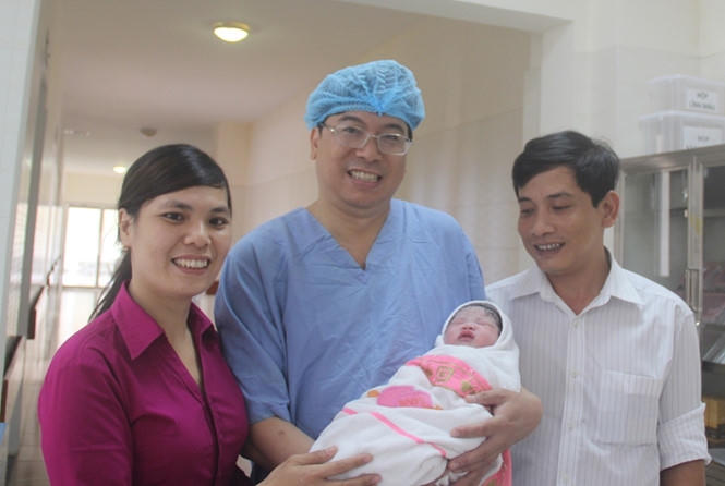 Vợ chồng anh Ân hạnh phúc đón thiên thần nhỏ (Ảnh do GS Bùi Đức Phú cung cấp).