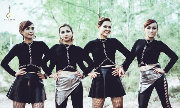 Ca khúc Bước chân Việt tiếp lửa cho thế hệ trẻ ý thức về dân tộc.