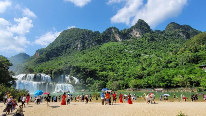 Thác Bản Giốc, xã Đàm Thủy là điểm đến thu hút đông đảo du khách. (Ảnh: Báo Cao Bằng).
