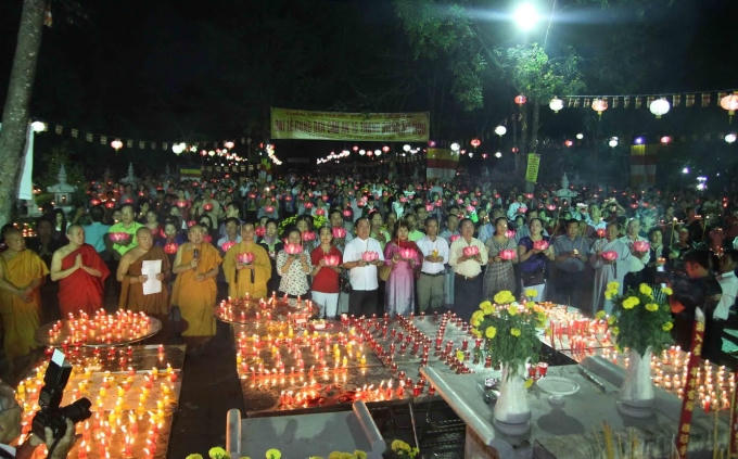Tại buổi lễ đại chúng được nghe thời pháp về ý nghĩa và lợi ích của Lễ cúng đèn.