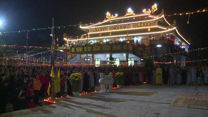 Chùa Đại Giác trong đêm rằm cầu an.