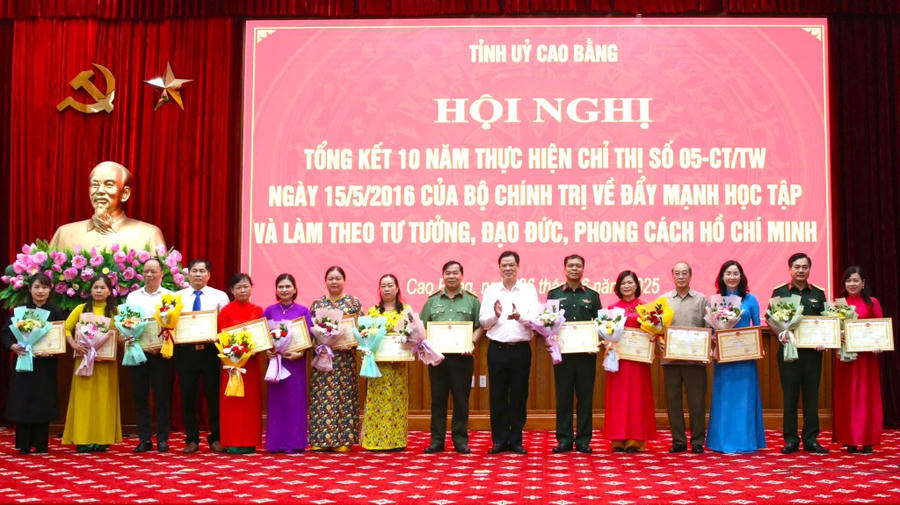 Phó Bí thư Thường trực Tỉnh ủy Vũ Hồng Quang trao Bằng khen của UBND tỉnh tặng các tập thể có thành tích xuất sắc, tiêu biểu (Ảnh: Báo Cao Bằng).