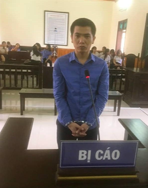 Bị c&aacute;o Ho&agrave;ng Tuấn Vinh, người mang 3200 vi&ecirc;n hồng phiến giấu trong 4 chiếc bao cao su vẫn kh&ocirc;ng tho&aacute;t.