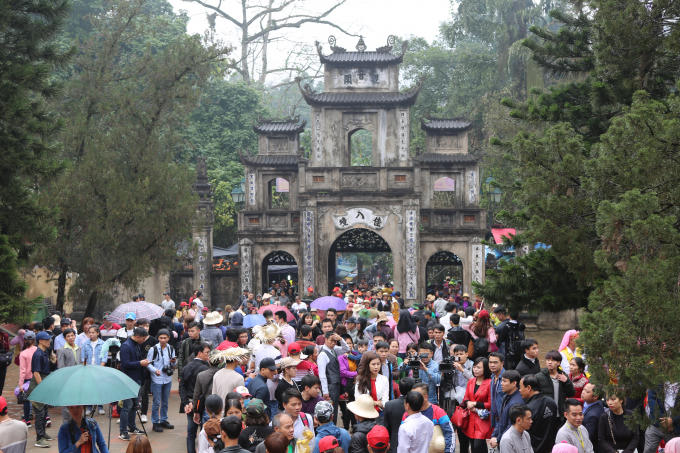 Người dân tham dự lễ hội đông chật kín.
