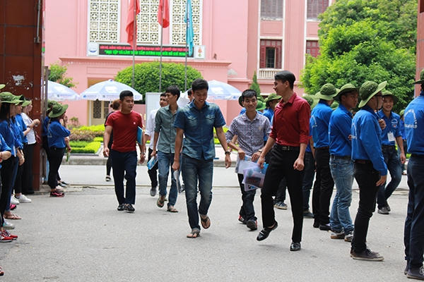 Những nụ cười rạng rỡ của thí sinh sau khi kết thức môn Lịch sử.