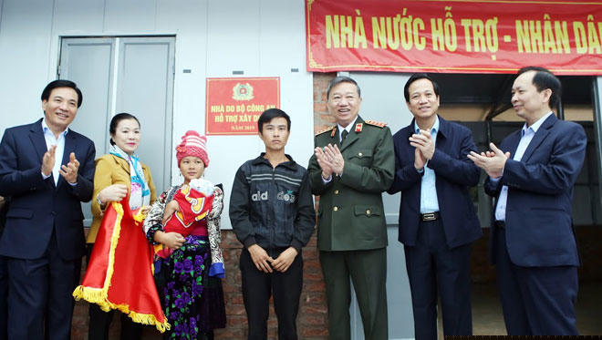 Bộ trưởng Tô Lâm cùng lãnh đạo Bộ Lao động - Thương binh và Xã hội; Ngân hàng Nhà nước Việt Nam, Tỉnh ủy Điện Biên trao tặng nhà cho hộ nghèo ở huyện Mường Nhé.