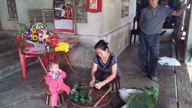 Bà Lô Thị Long đang gói Họ Mọc của người dân tộc Thái.