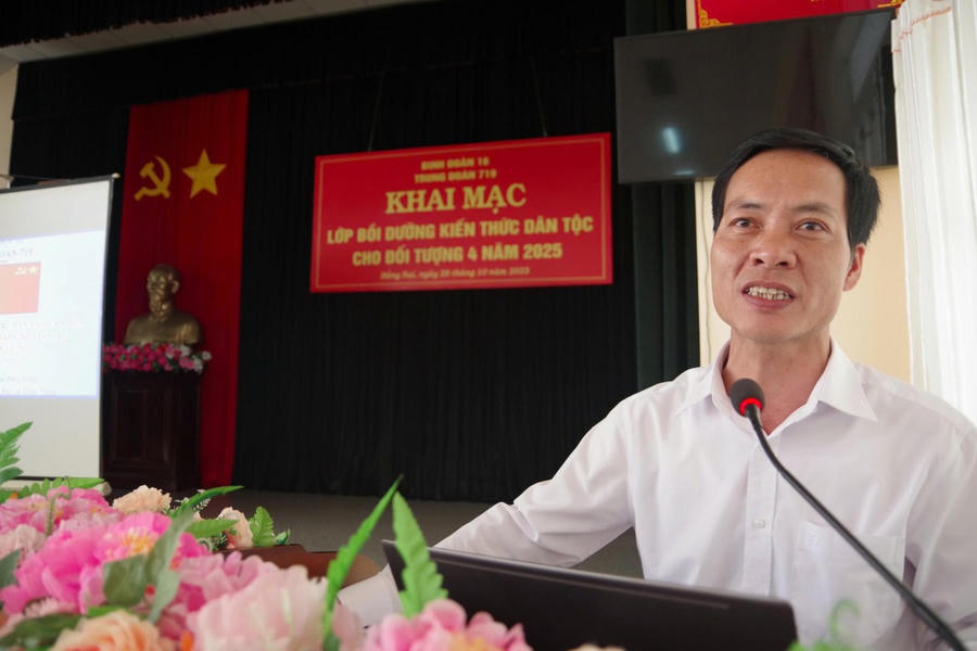 Ông Trần Thanh Hiệp, Trưởng phòng văn hoá xã Đak Nhau giảng dạy lớp bồi dưỡng kiến thức dân tộc
