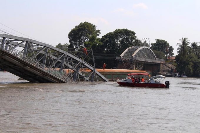 Lực lượng chức năng khắc phục sự cố.