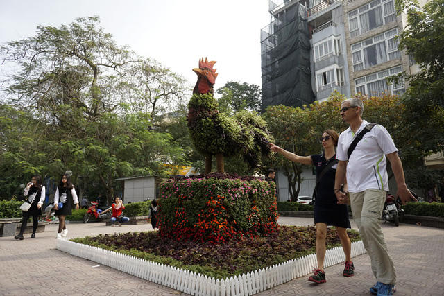 Hình con gà được tạo thành từ cây hoa bên hồ Trúc Bạch.